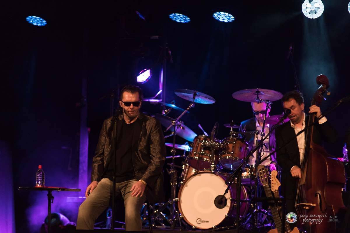 Richard Müller zazpíval pro plný sál Měšťanské besedy v Plzni šansony i svižné hitovky