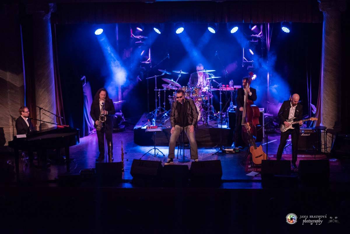 Richard Müller zazpíval pro plný sál Měšťanské besedy v Plzni šansony i svižné hitovky