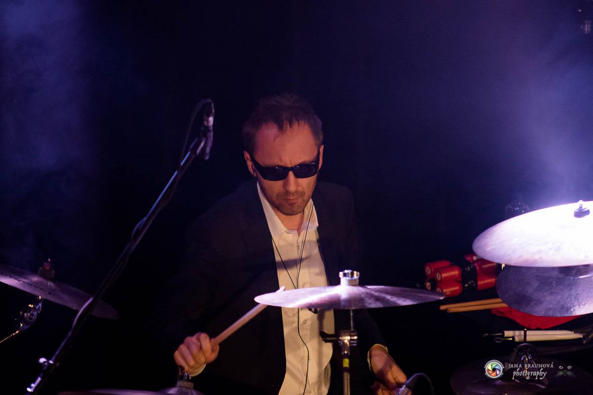 Richard Müller zazpíval pro plný sál Měšťanské besedy v Plzni šansony i svižné hitovky