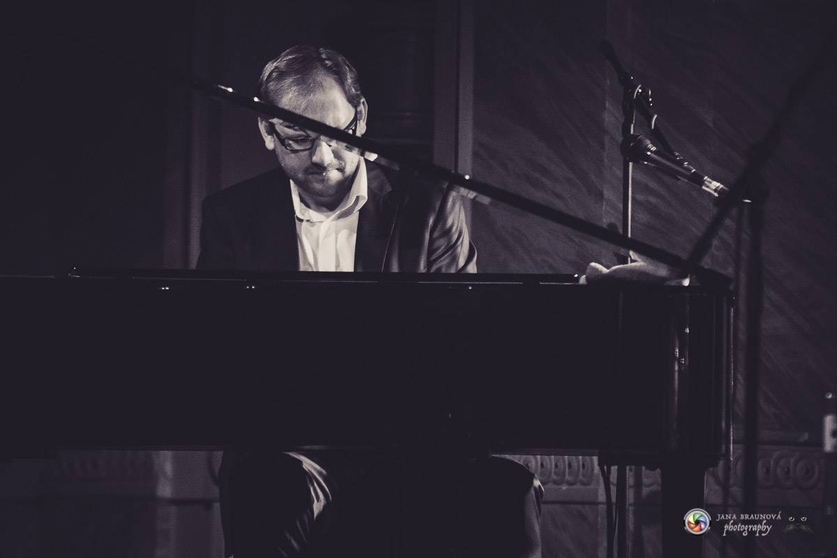 Richard Müller zazpíval pro plný sál Měšťanské besedy v Plzni šansony i svižné hitovky