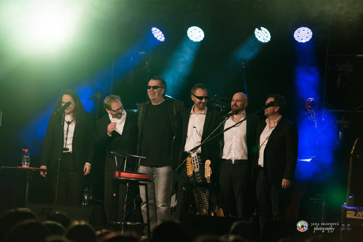 Richard Müller zazpíval pro plný sál Měšťanské besedy v Plzni šansony i svižné hitovky