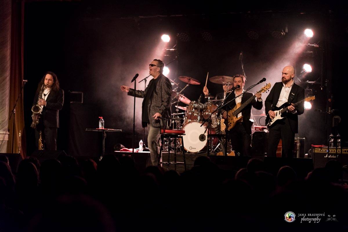 Richard Müller zazpíval pro plný sál Měšťanské besedy v Plzni šansony i svižné hitovky