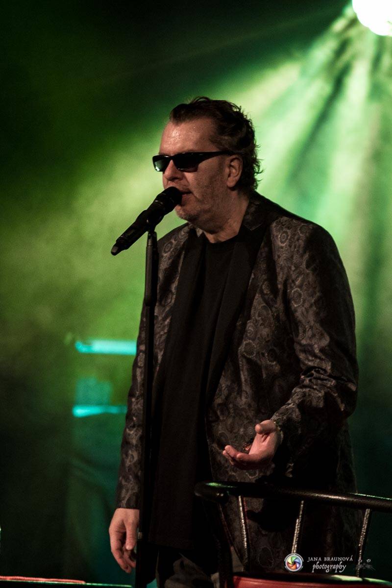 Richard Müller zazpíval pro plný sál Měšťanské besedy v Plzni šansony i svižné hitovky
