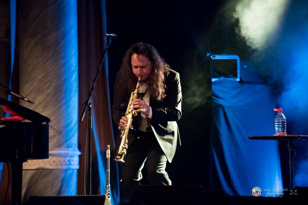 Richard Müller zazpíval pro plný sál Měšťanské besedy v Plzni šansony i svižné hitovky