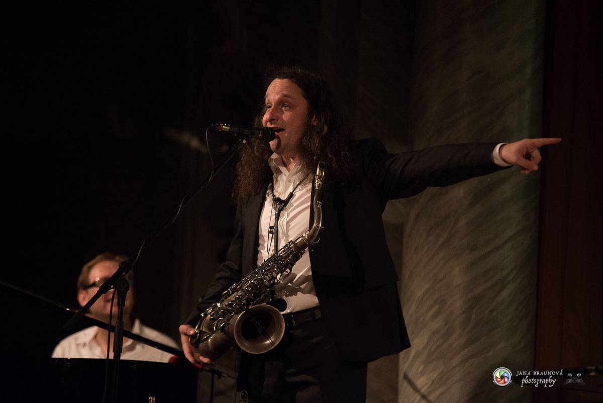 Richard Müller zazpíval pro plný sál Měšťanské besedy v Plzni šansony i svižné hitovky