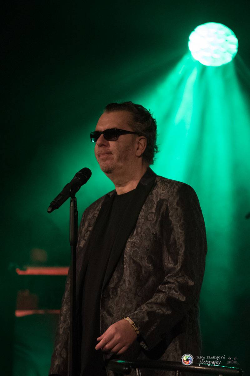 Richard Müller zazpíval pro plný sál Měšťanské besedy v Plzni šansony i svižné hitovky