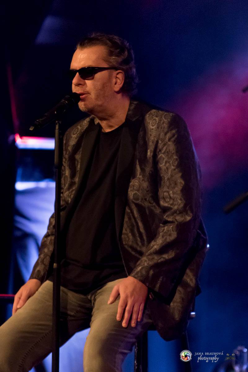 Richard Müller zazpíval pro plný sál Měšťanské besedy v Plzni šansony i svižné hitovky