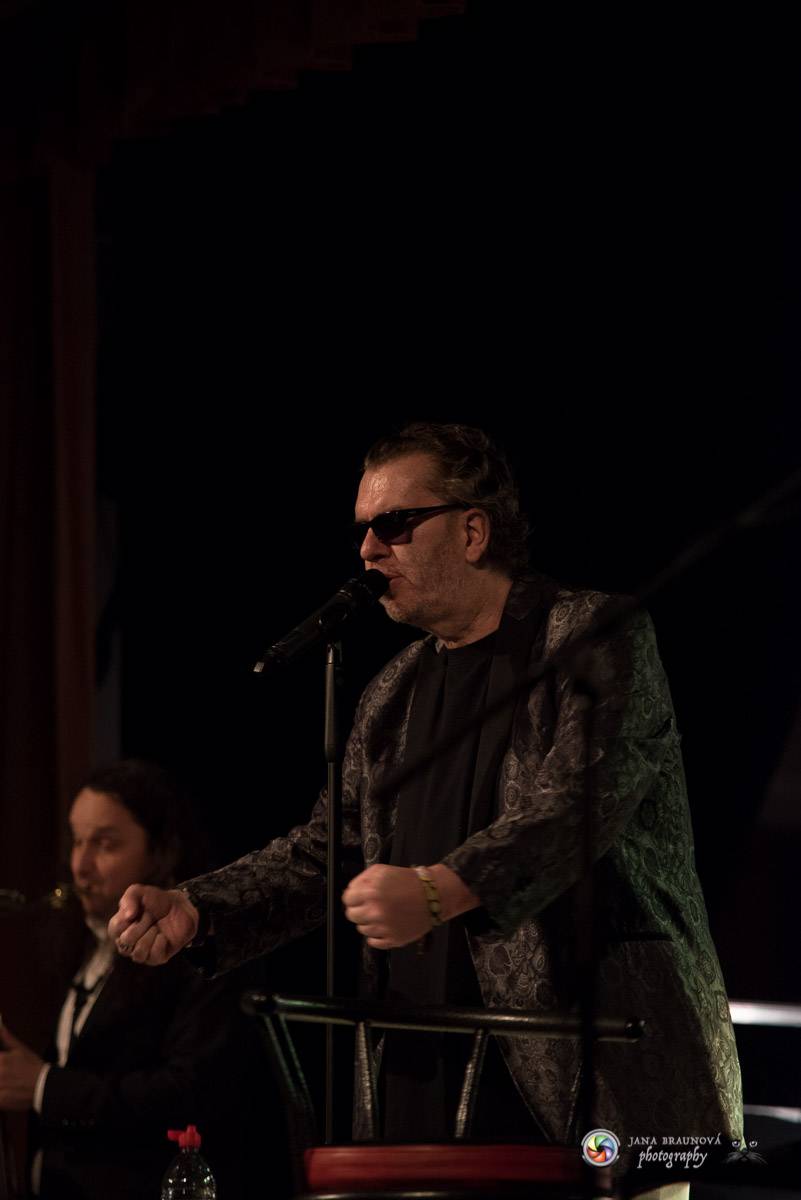 Richard Müller zazpíval pro plný sál Měšťanské besedy v Plzni šansony i svižné hitovky