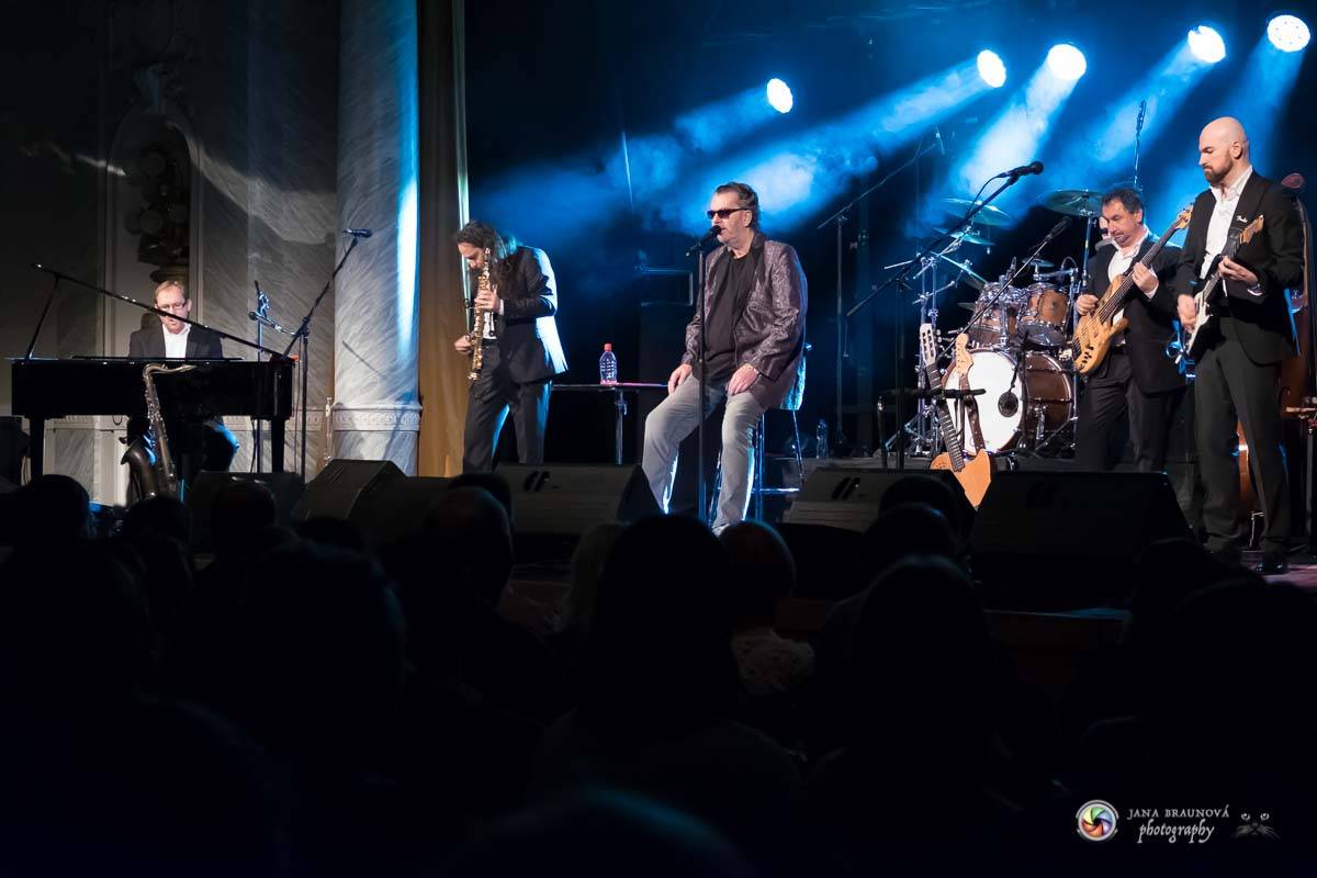 Richard Müller zazpíval pro plný sál Měšťanské besedy v Plzni šansony i svižné hitovky
