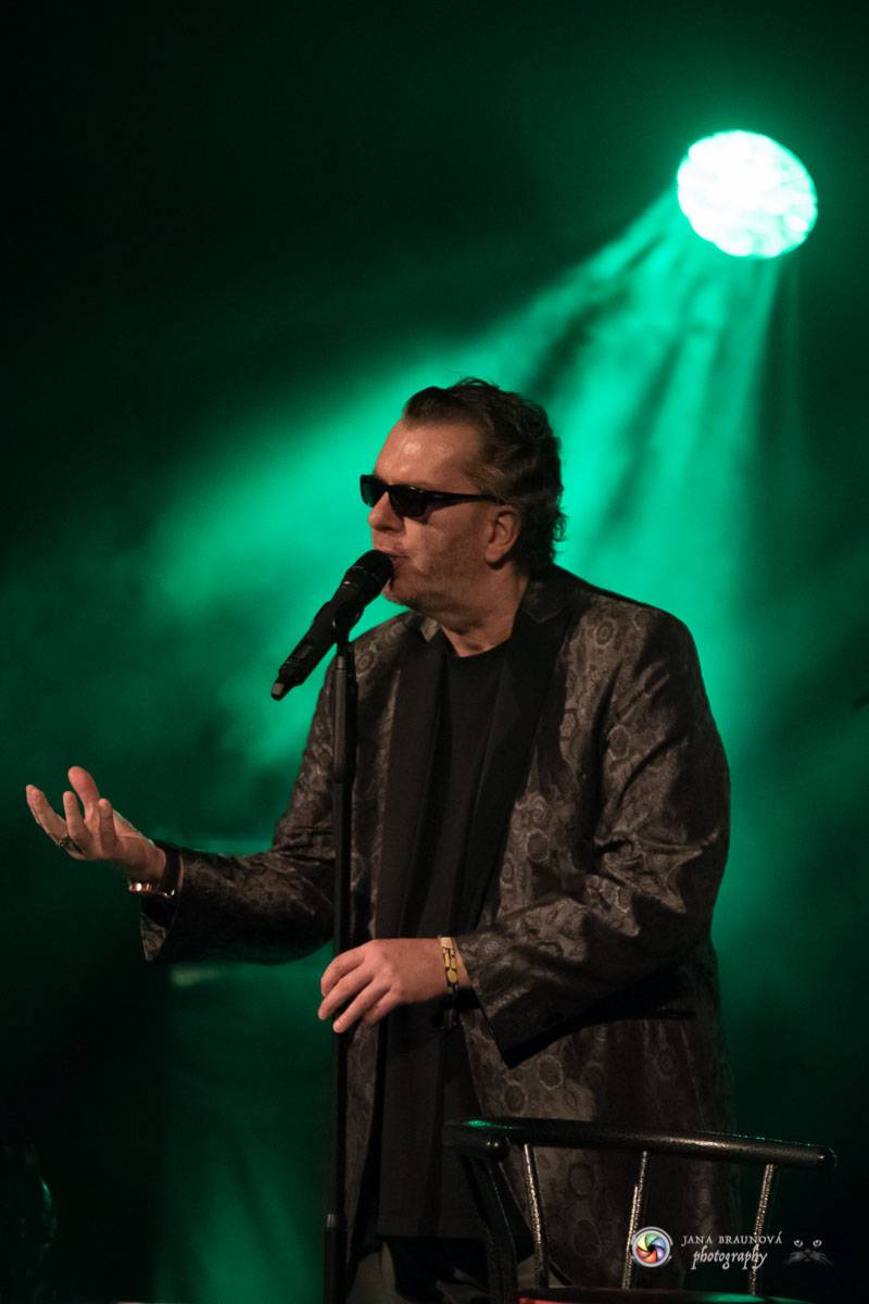 Richard Müller zazpíval pro plný sál Měšťanské besedy v Plzni šansony i svižné hitovky