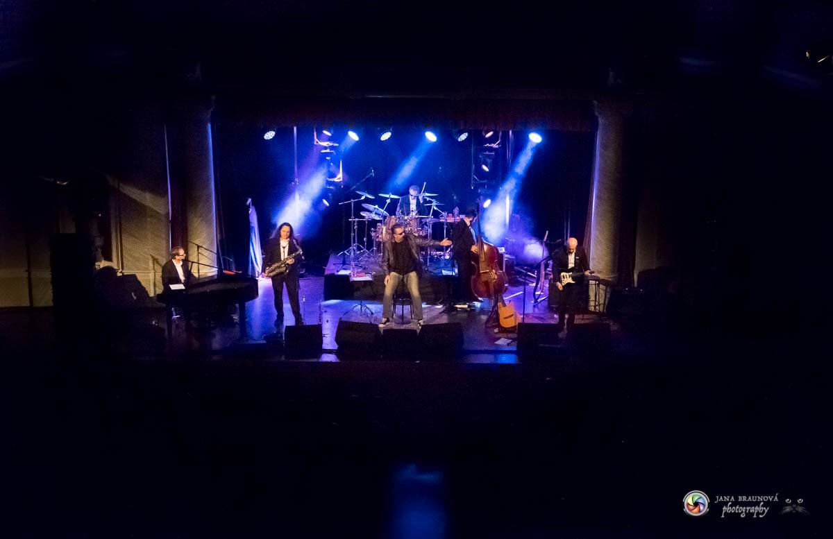 Richard Müller zazpíval pro plný sál Měšťanské besedy v Plzni šansony i svižné hitovky