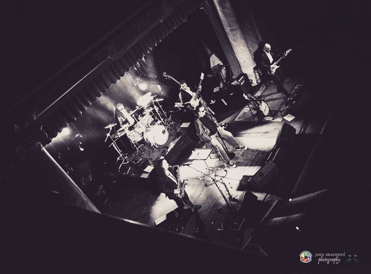 Richard Müller zazpíval pro plný sál Měšťanské besedy v Plzni šansony i svižné hitovky