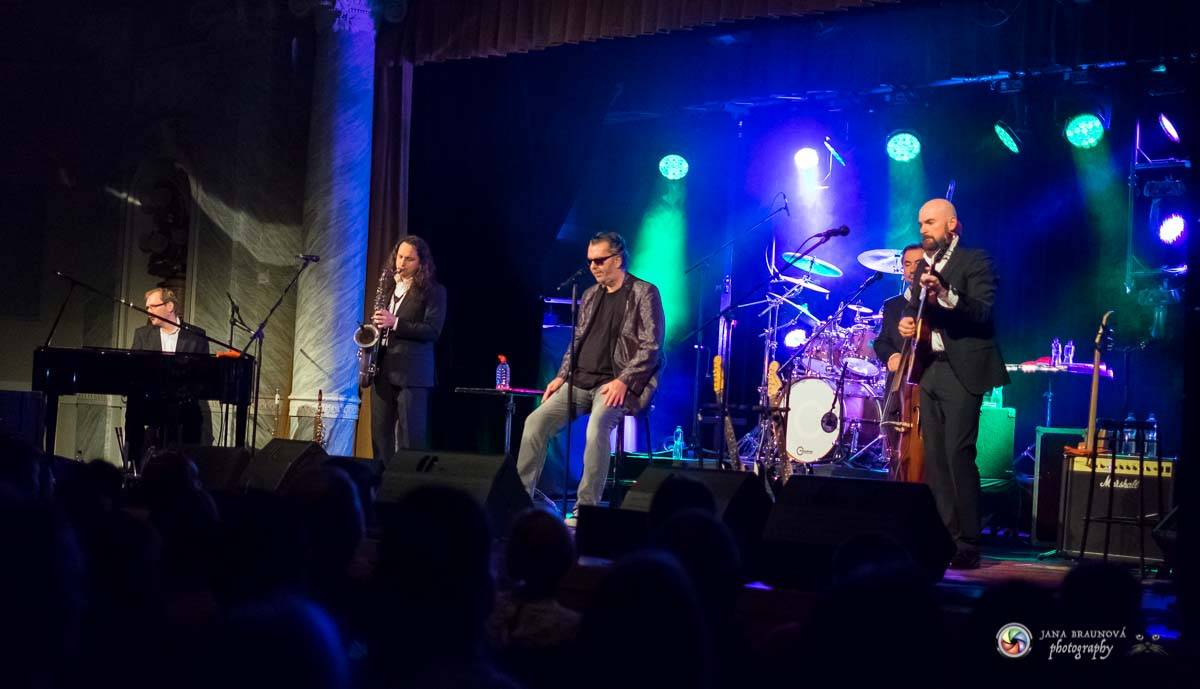 Richard Müller zazpíval pro plný sál Měšťanské besedy v Plzni šansony i svižné hitovky