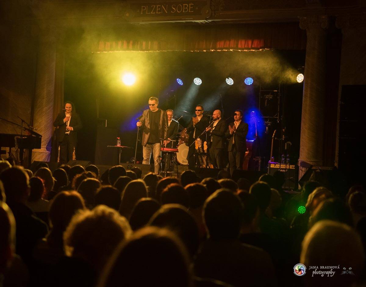 Richard Müller zazpíval pro plný sál Měšťanské besedy v Plzni šansony i svižné hitovky