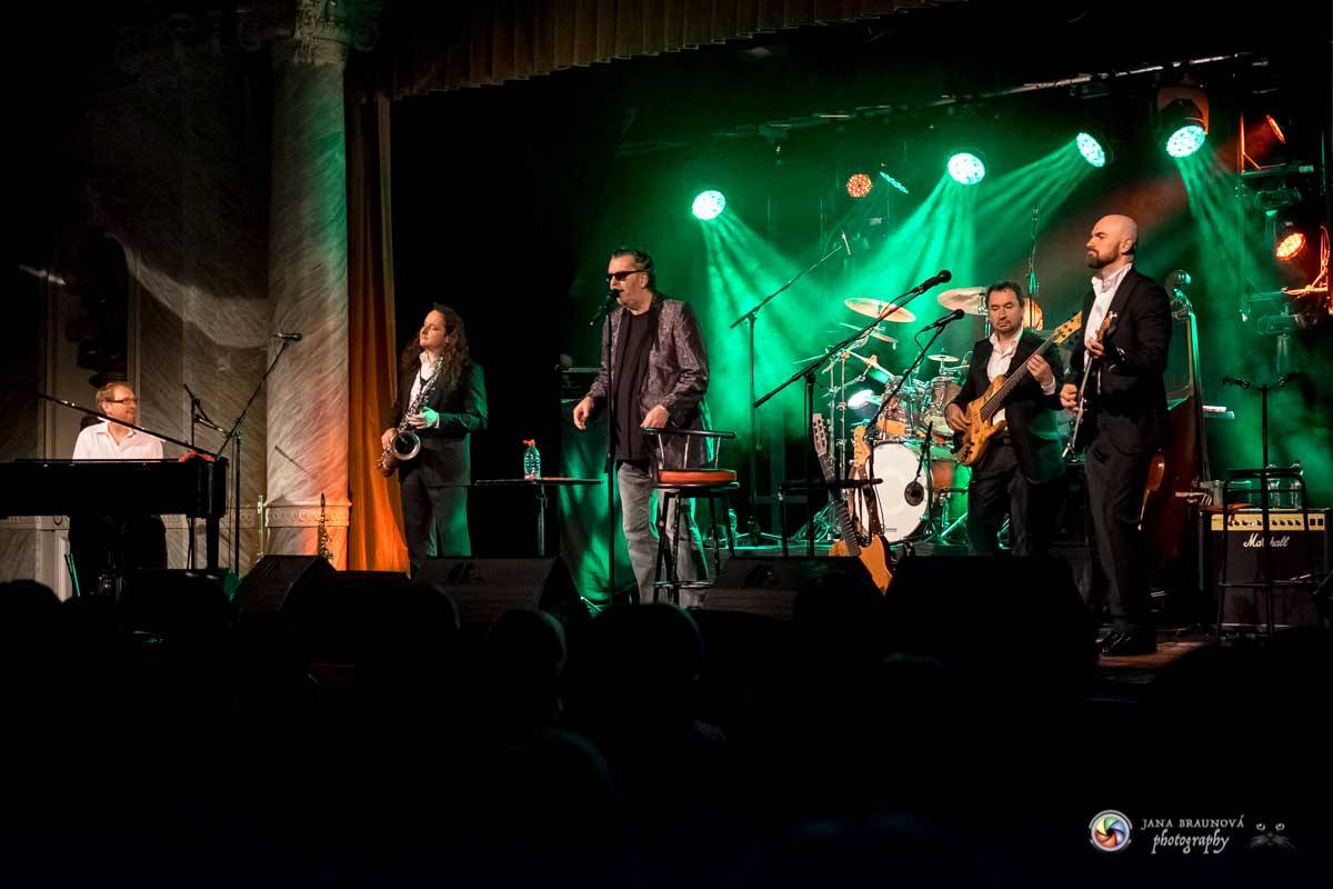 Richard Müller zazpíval pro plný sál Měšťanské besedy v Plzni šansony i svižné hitovky