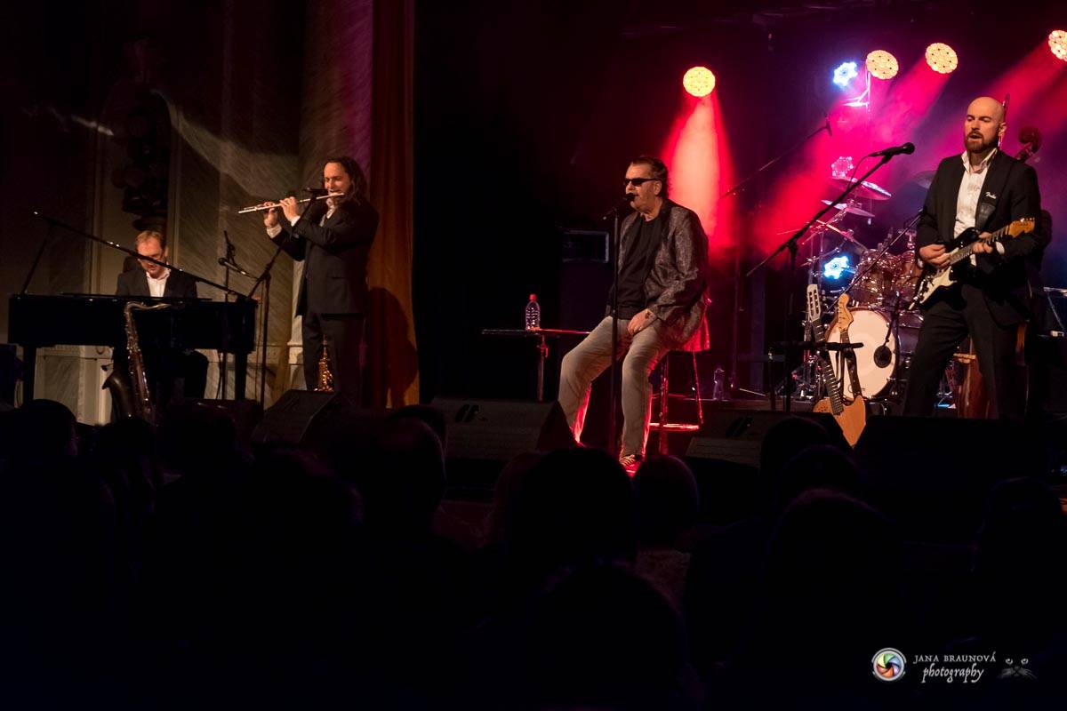 Richard Müller zazpíval pro plný sál Měšťanské besedy v Plzni šansony i svižné hitovky