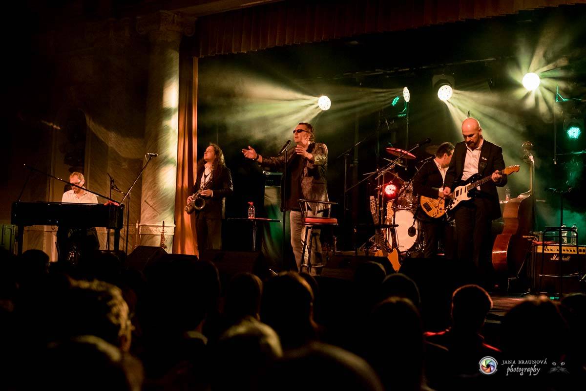 Richard Müller zazpíval pro plný sál Měšťanské besedy v Plzni šansony i svižné hitovky