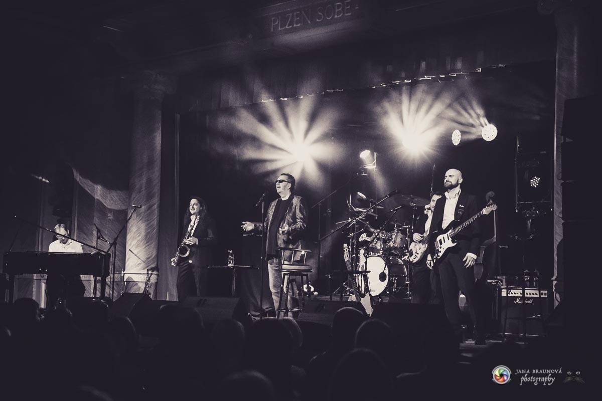 Richard Müller zazpíval pro plný sál Měšťanské besedy v Plzni šansony i svižné hitovky