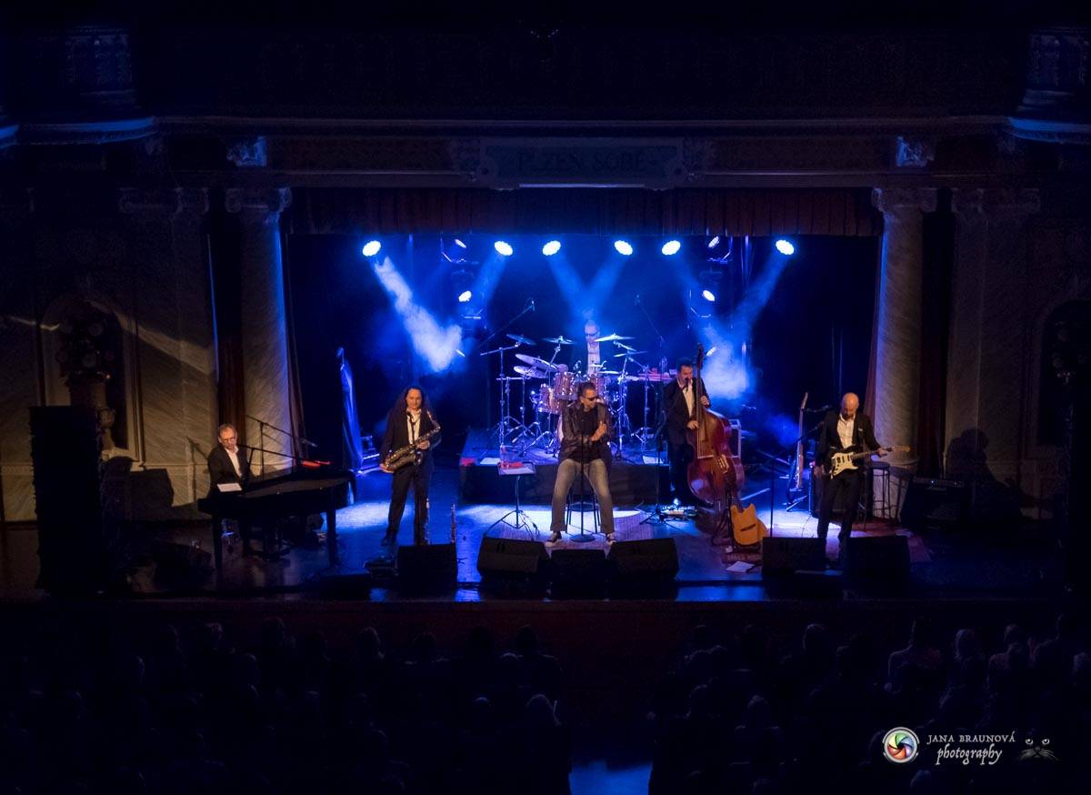 Richard Müller zazpíval pro plný sál Měšťanské besedy v Plzni šansony i svižné hitovky