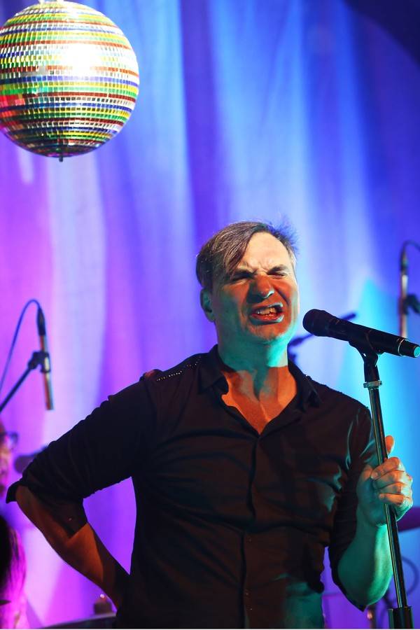 MIG 21 představili v Brně nový zpěvník, dámy sundavaly kalhotky