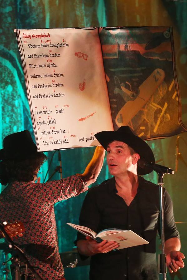 MIG 21 představili v Brně nový zpěvník, dámy sundavaly kalhotky