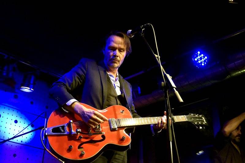 Hugo Race uvrhl zaplněný Jazz Dock do temnoty