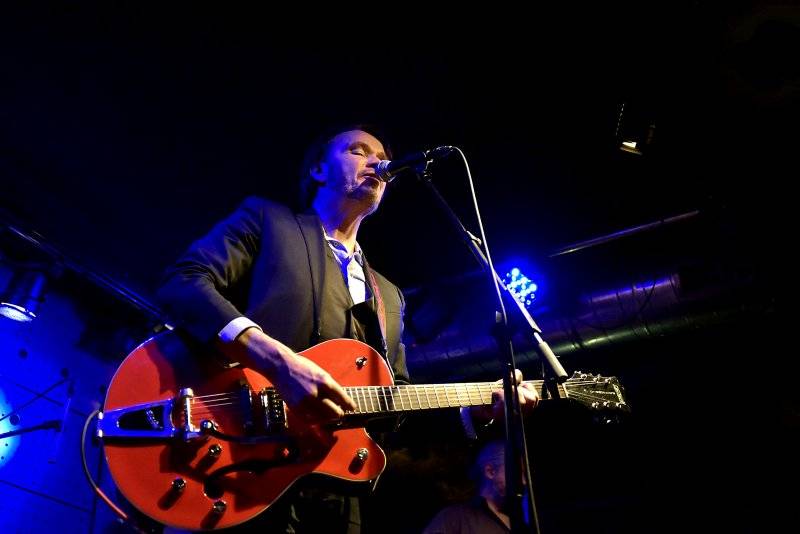 Hugo Race uvrhl zaplněný Jazz Dock do temnoty