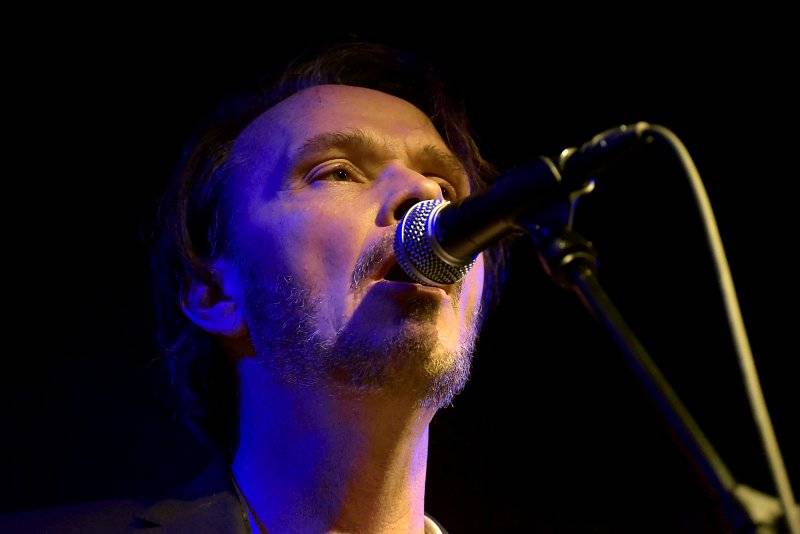 Hugo Race uvrhl zaplněný Jazz Dock do temnoty