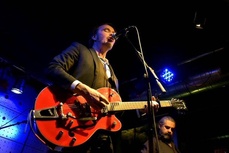 Hugo Race uvrhl zaplněný Jazz Dock do temnoty