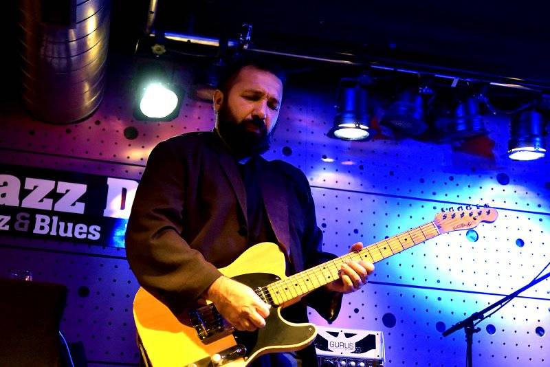 Hugo Race uvrhl zaplněný Jazz Dock do temnoty