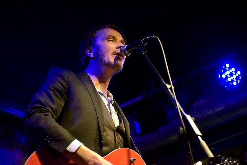 Hugo Race uvrhl zaplněný Jazz Dock do temnoty