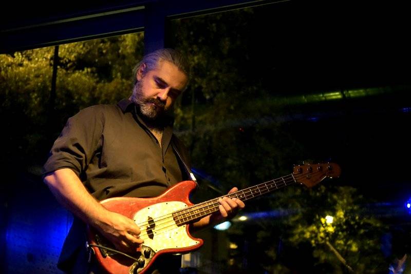 Hugo Race uvrhl zaplněný Jazz Dock do temnoty