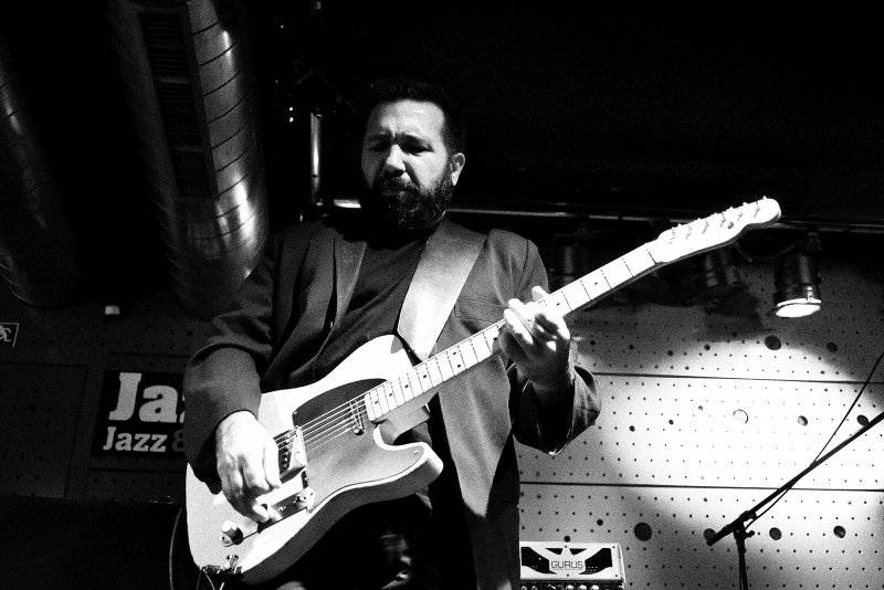 Hugo Race uvrhl zaplněný Jazz Dock do temnoty