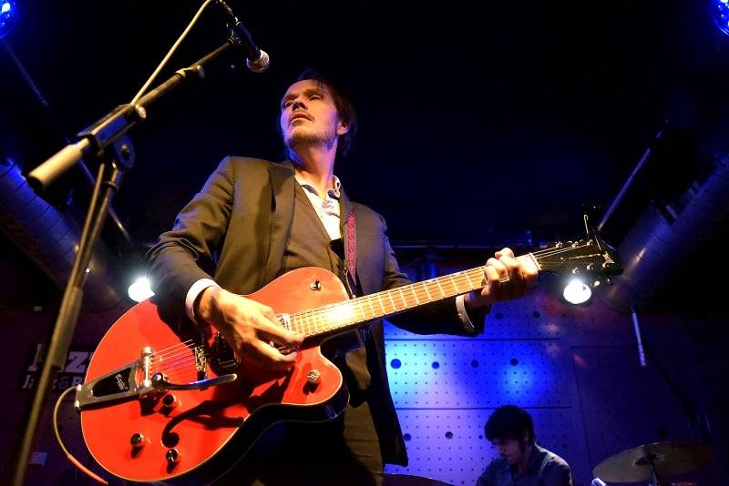 Hugo Race uvrhl zaplněný Jazz Dock do temnoty