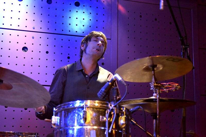 Hugo Race uvrhl zaplněný Jazz Dock do temnoty