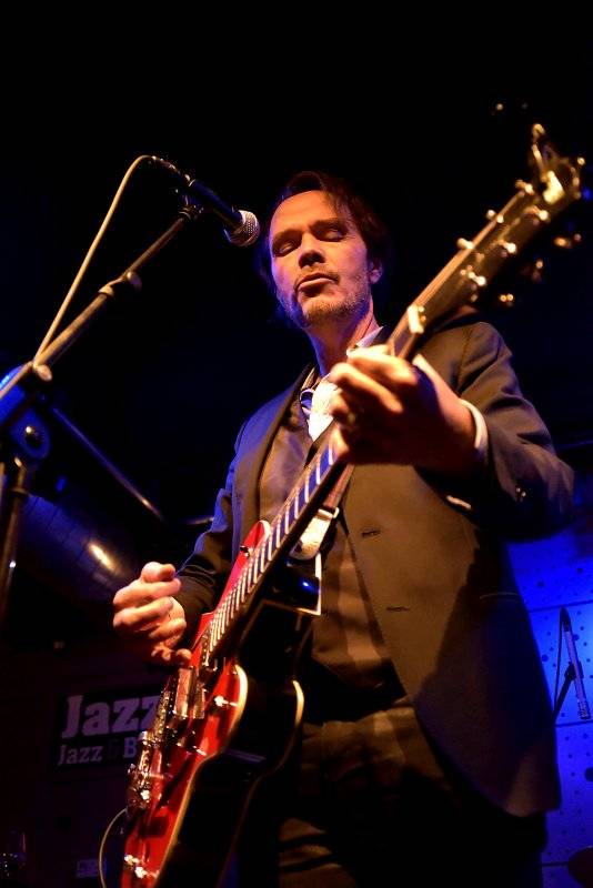 Hugo Race uvrhl zaplněný Jazz Dock do temnoty