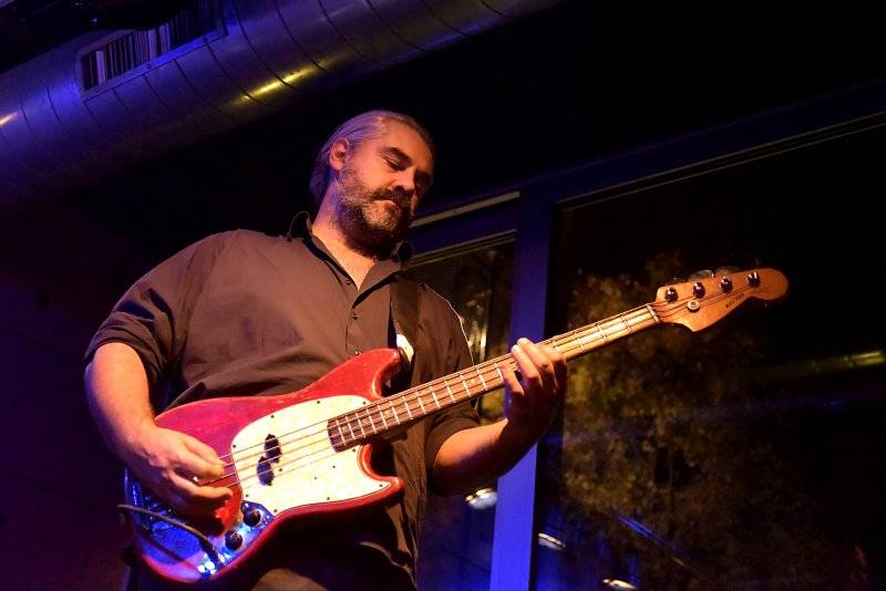 Hugo Race uvrhl zaplněný Jazz Dock do temnoty