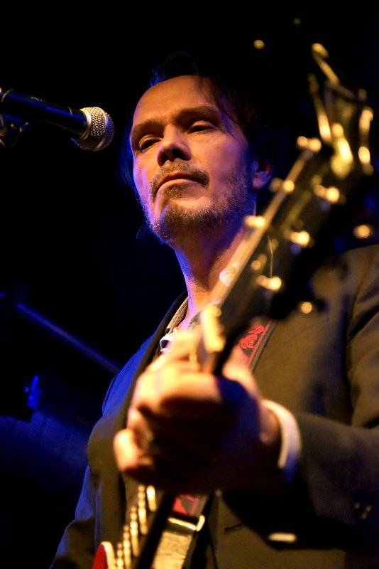 Hugo Race uvrhl zaplněný Jazz Dock do temnoty