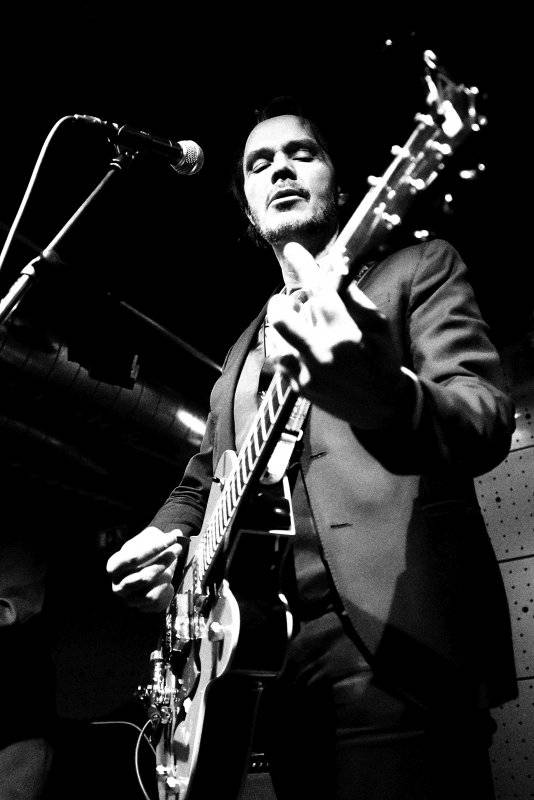 Hugo Race uvrhl zaplněný Jazz Dock do temnoty