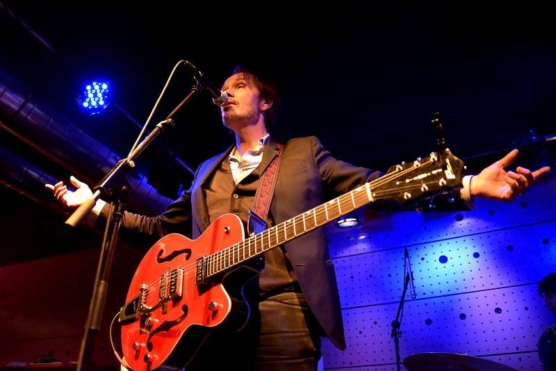 Hugo Race uvrhl zaplněný Jazz Dock do temnoty