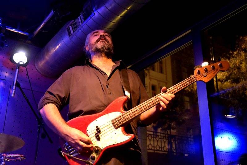 Hugo Race uvrhl zaplněný Jazz Dock do temnoty