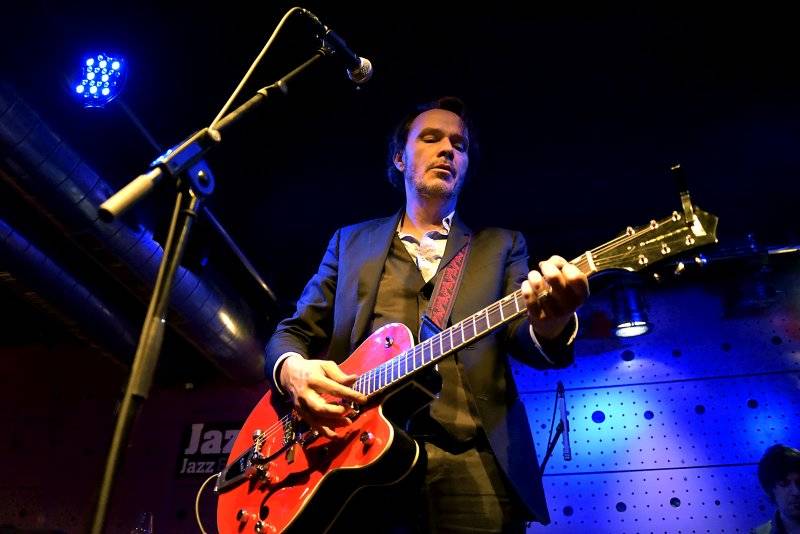 Hugo Race uvrhl zaplněný Jazz Dock do temnoty