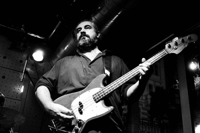 Hugo Race uvrhl zaplněný Jazz Dock do temnoty