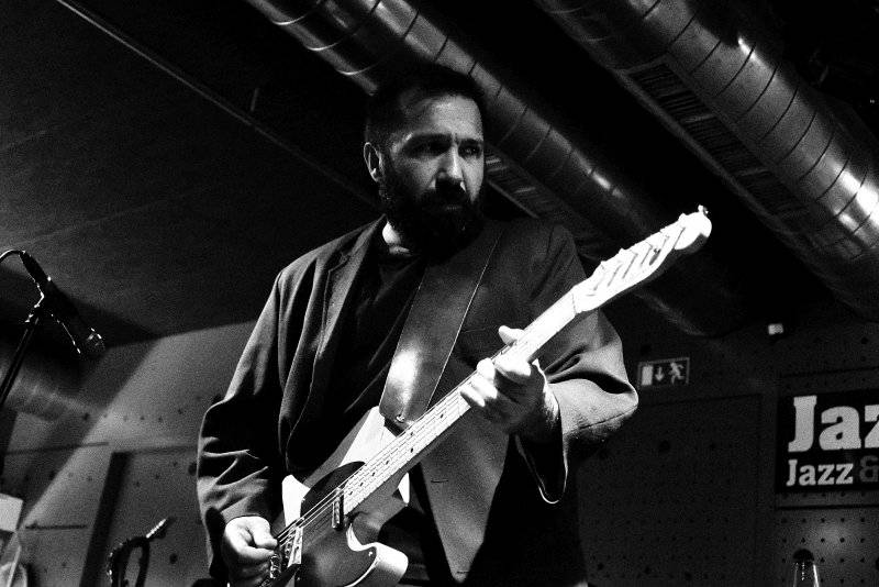 Hugo Race uvrhl zaplněný Jazz Dock do temnoty