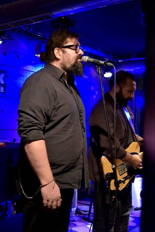 Hugo Race uvrhl zaplněný Jazz Dock do temnoty