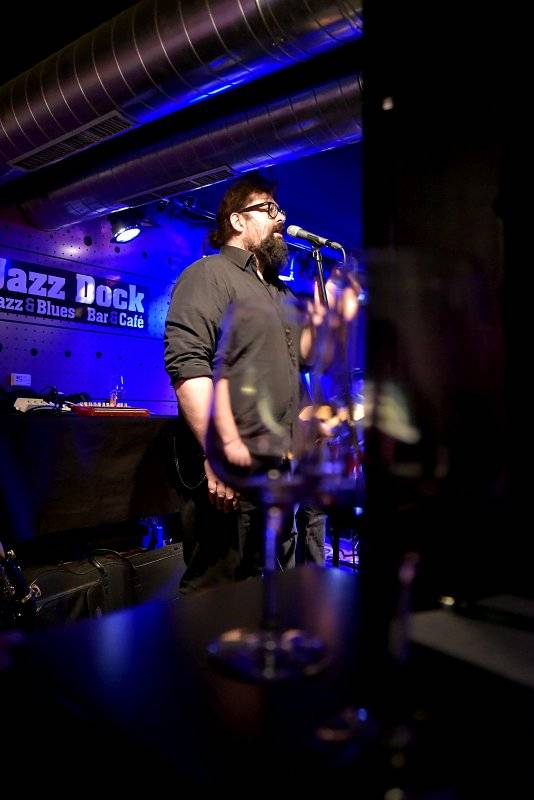 Hugo Race uvrhl zaplněný Jazz Dock do temnoty