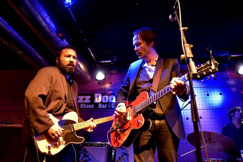 Hugo Race uvrhl zaplněný Jazz Dock do temnoty