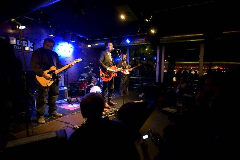 Hugo Race uvrhl zaplněný Jazz Dock do temnoty