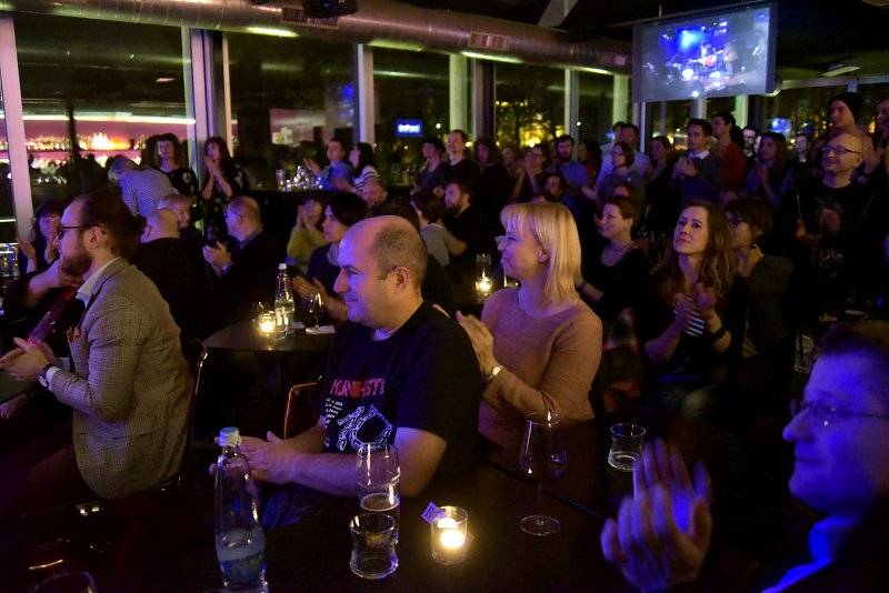 Hugo Race uvrhl zaplněný Jazz Dock do temnoty