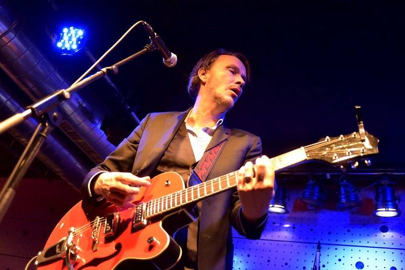 Hugo Race uvrhl zaplněný Jazz Dock do temnoty